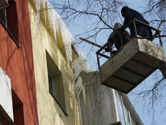 Борьба с сосульками: в Калуге все силы коммунальных служб направлены на очистку крыш