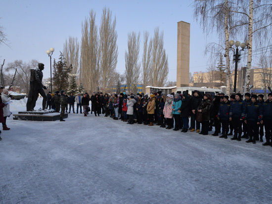 13 февраля у вечного огня на Аллее героев города Балаково Саратовской области состоялся торжественный церемониал - «День рождения Героя»