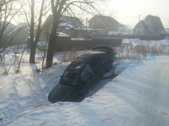 «Промахнулся»: в Барнауле иномарка упала в реку за дамбой