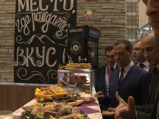Российский премьер пробовать кулинарные изыски не стал, боясь не знать меры