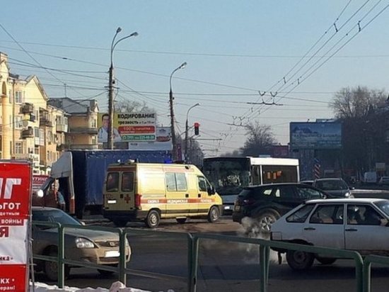 В Самаре автобус с пассажирами врезался в «Газель», один человек пострадал
