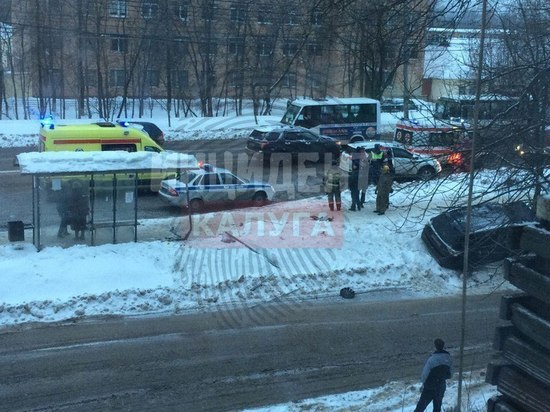 Внедорожник снес остановку и сбил пешехода в Калуге 
