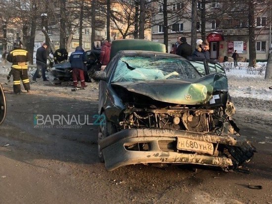 Ребенок и трое взрослых пострадали в жесткой аварии в Барнауле
