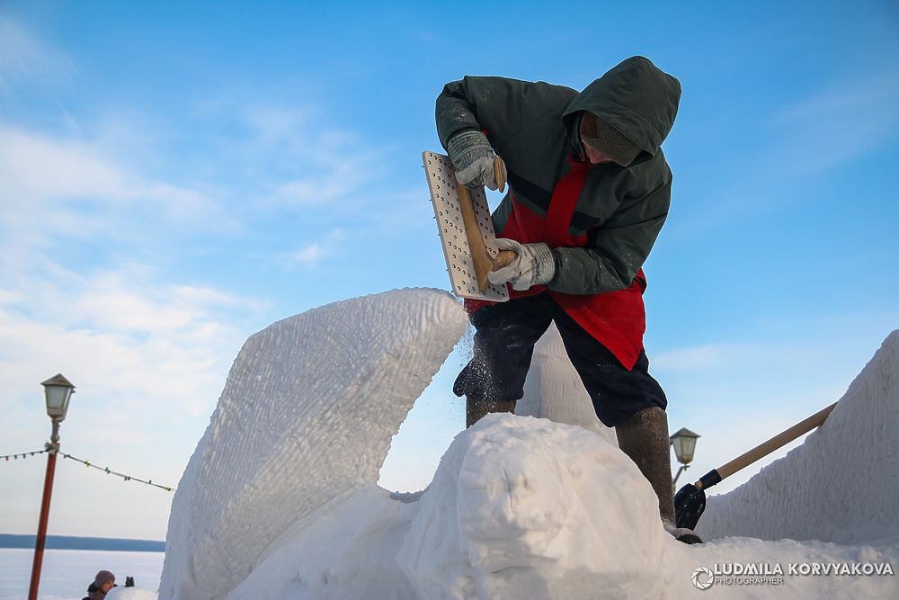 Лучшие кадры: Скульпторы работают над ледяными и снежными гиперборейскими шедеврами