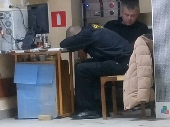 Пьяный в "хлам" охранник следит за безопасностью пациентов больницы в Калуге. Видео
