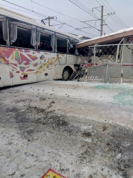 Электричка врезалась в автобус в Ленобласти