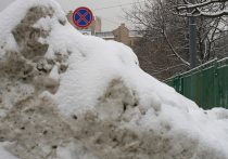 Продолжающиеся снегопады — в феврале на столицу обрушилось 175% месячной нормы осадков — заставили жителей столицы вспомнить слово «сугроб»