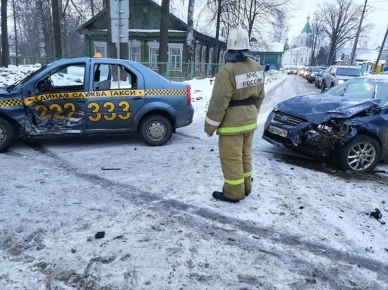 Несколько человек пострадали в ДТП с такси в Рыбинске
