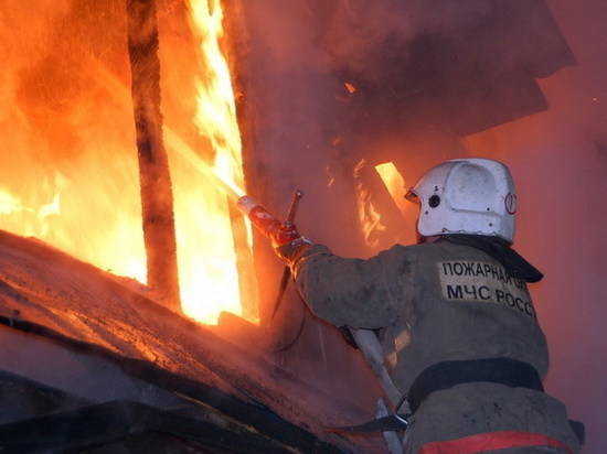 Четырнадцать человек эвакуировали из горящего дома в Костроме, один погиб