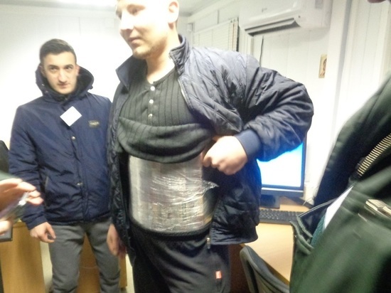 Мужчины примотали к телу 20 кг колбасы и сыра для провоза в Крым