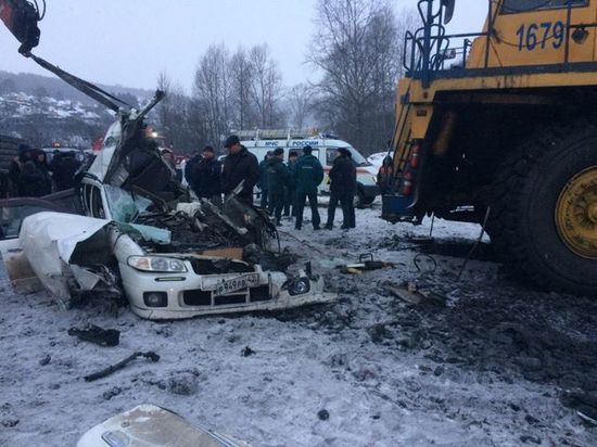 БелАЗ раздавил Nissan в Новокузнецке: погибли два человека 