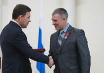 Губернатор Евгений Куйвашев вручил госнаграды и региональные знаки отличия жителям, внесшим серьезный вклад в развитие