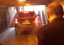 В Санкт-Петербурге джип SsangYong въехал в подземный переход у станции метро «Московская» и заблокировал один из ее входов