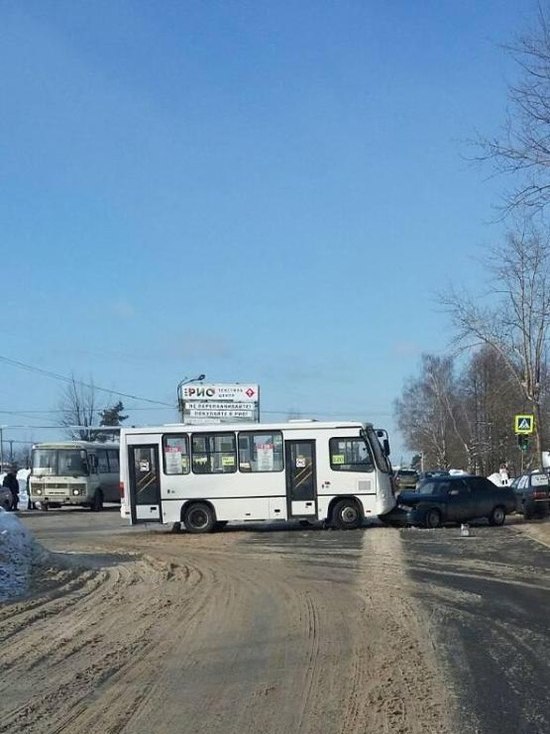 В пригороде Иваново столкнулись автобус и «ВАЗ», есть пострадавшие