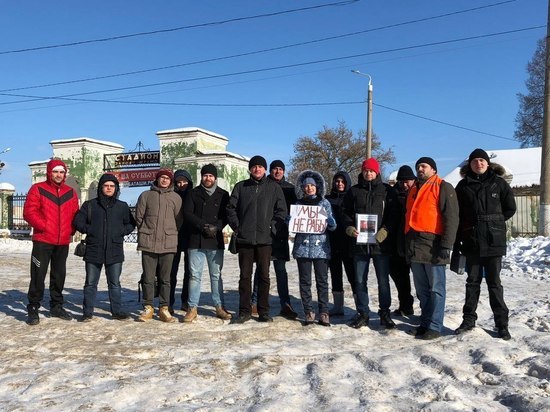 В Туле начался немногочисленный митинг памяти Немцова 
