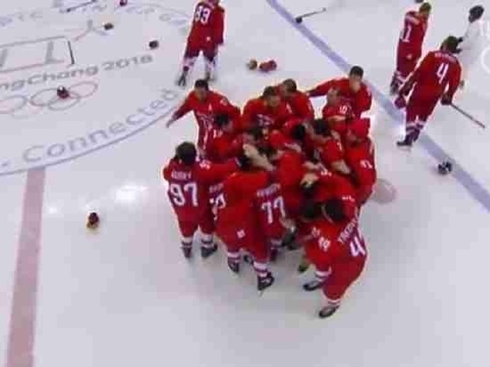 Калужане поздравляют друг друга прямо на улицах с победой хоккеистов на Олимпиаде 