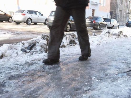Мэр Саранска пожалел городских коммунальщиков, которые с семи часов утра вышли колоть лед