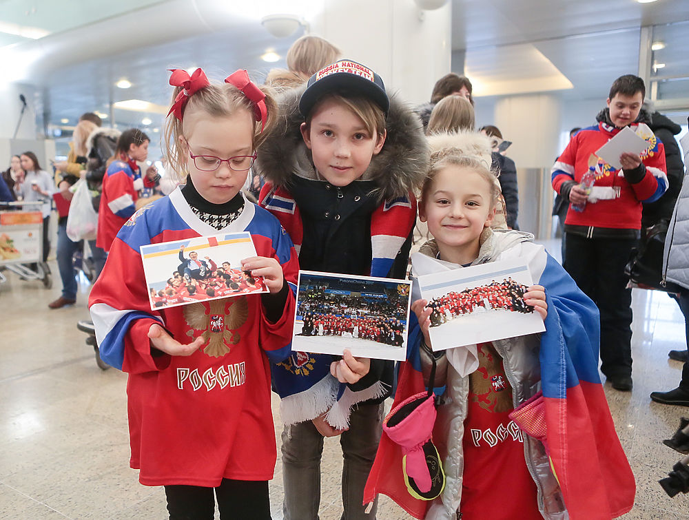 Российских олимпийцев встретили в аэропорту Шереметьево сотни болельщиков