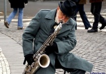 Кто из жителей Южно-Сахалинска не видел на улицах города трогательного, немолодого музыканта с саксофоном в руках? Зовут его – Сан Саныч