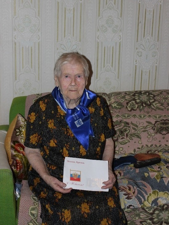 Свердловчанку с самый большим стажем работы в почтовой отрасли поздравил Владимир Путин