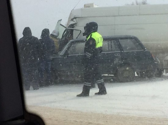 Под Симферополем образовалась пробка из-за аварии Под Симферополем образовалась пробка из-за аварии