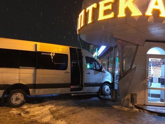 В Симферополе в результате ДТП микроавтобус врезался в аптеку В Симферополе в результате ДТП микроавтобус врезался в аптеку