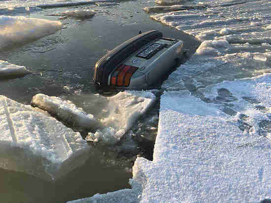 В Калининградском заливе два автомобиля ушли под воду В Калининградском заливе два автомобиля ушли под воду