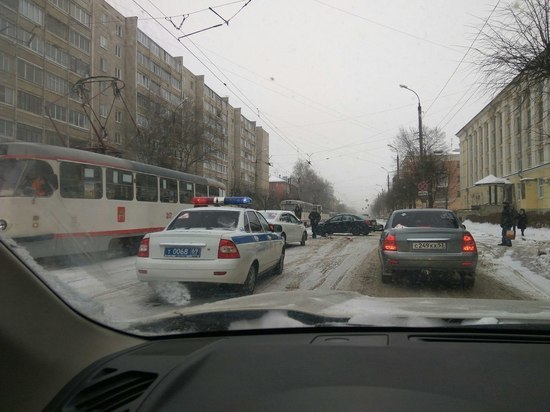 Три иномарки и трамвай заблокировали улицу в Заволжском районе Твери