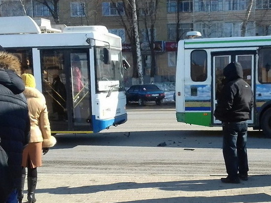 Троллейбус пострадал от автобуса на остановке в Саранске