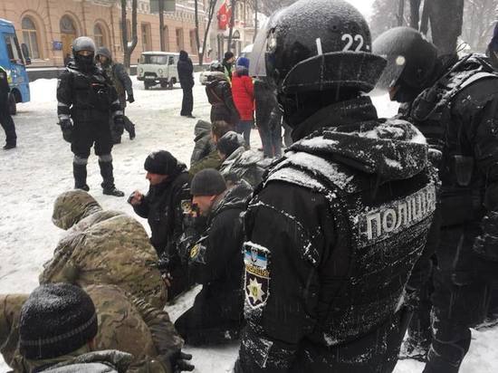Полицейские имели право держать задержанных лежа лицом вниз, но отказались от этого из-за холодной погоды