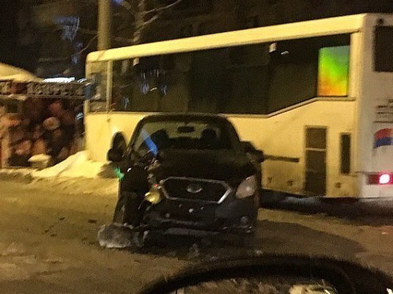 В Самаре автобус после столкновения с иномаркой врезался в остановку