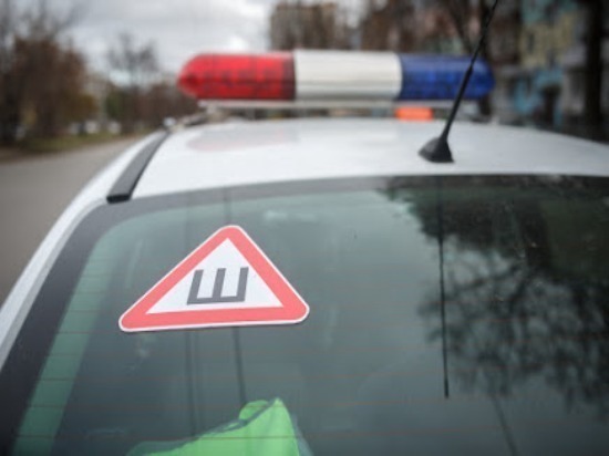Самарские полицейские помогли 16 иностранцам, замерзавшим в сломавшемся автобусе