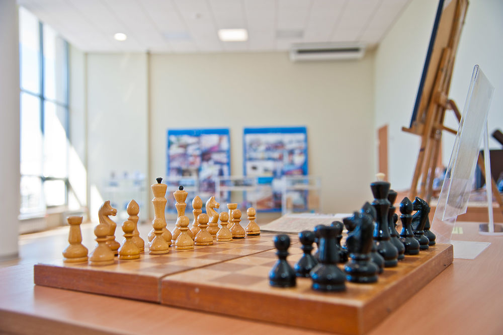 Шахматная доска. Интерьер шахматного клуба. Chess class. Фигурки шахматные зона. Мастер шахмат.