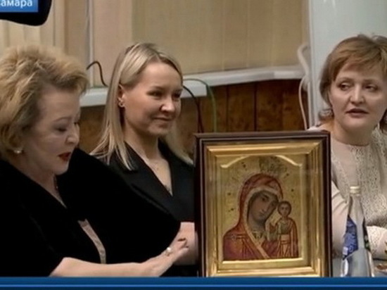На встрече с Владимиром Путиным Муслима Латыпова подарила ему Казанскую икону Божьей Матери