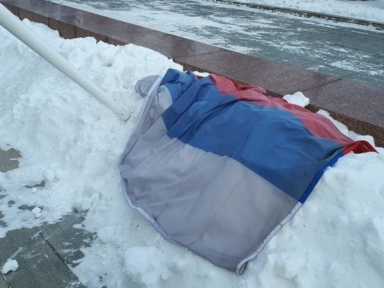 У здания свердловского правительства сломался флагшток с российским флагом