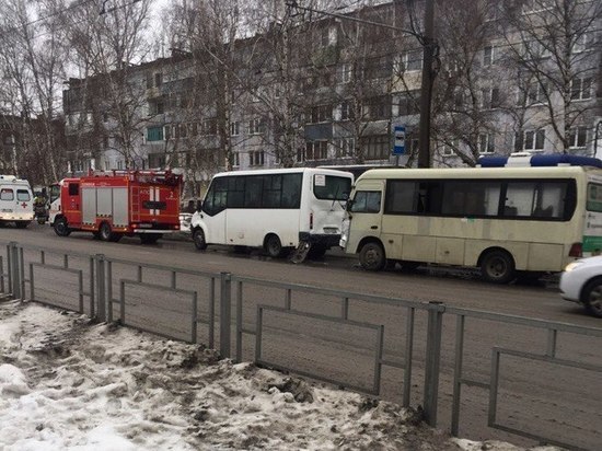 В Барнауле 9 человек пострадали при столкновении двух автобусов