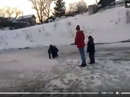 Пять томских школьников спасли пятилетнего малыша, который провалился под лед
