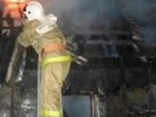 Спасатели МЧС боролись с огнем более двух часов