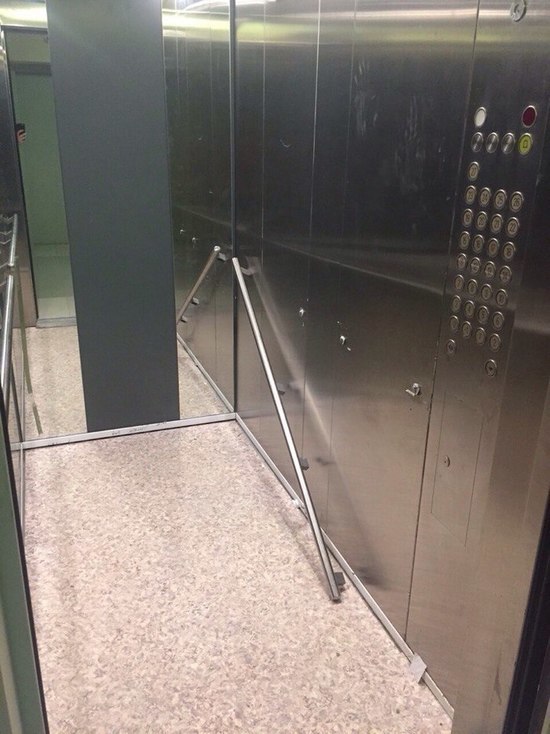 Вандалы разрушили лифт элитной волгоградской новостройки