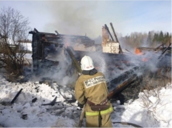Неосторожная растопка печи привела к пожару в Тверской области