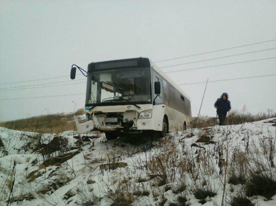 В Волгограде автобус № 98 улетел в овраг