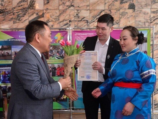В Туве первым получателям президентских выплат вручены сертификаты