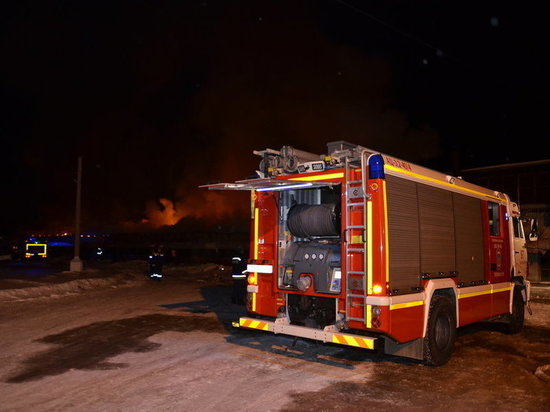 Ночью в Екатеринбурге горел склад площадью 2 тысяч квадратных метров