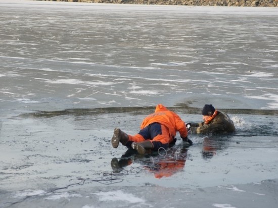 В Казани сотрудники МЧС спасли двух женщин на Казанке, под ногами которых треснул лед