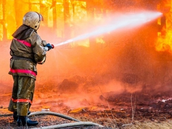 Пожар начался в торговой точке, расположенной в посёлке Солгинском Вельского района Архангельской области около часа дня 8 марта