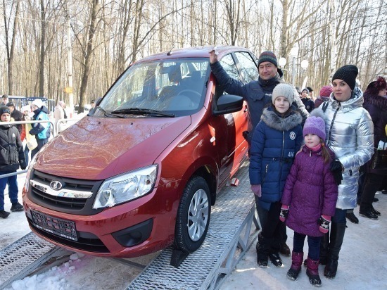 Ульяновская семья Мордвиновых выиграла автомобиль в парке «Молодежный» Ульяновская семья Мордвиновых выиграла автомобиль в парке «Молодежный»