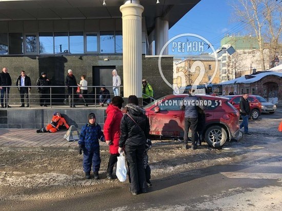Иномарка сбила дорожных рабочих у «Лобачевский Plaza»
