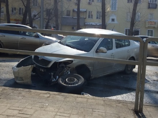 В Самаре возле ТЦ «Скала» столкнулись три автомобиля 
