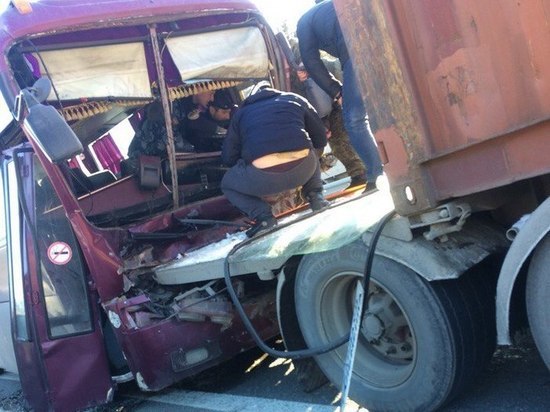 Шесть человек пострадали в ДТП с автобусом и грузовиком на Алтае
