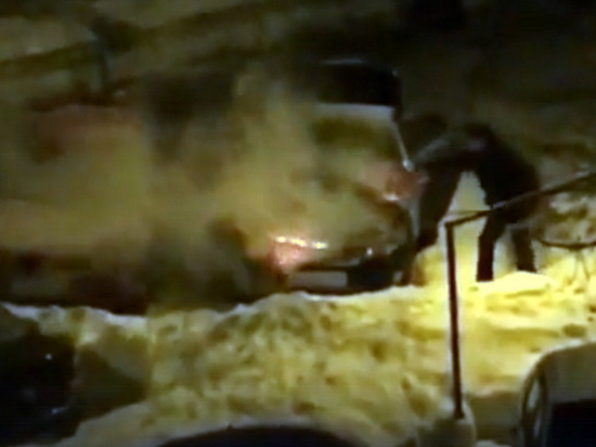 В Казани ночью жильцы дома на улице Короленко спасали машины от огня